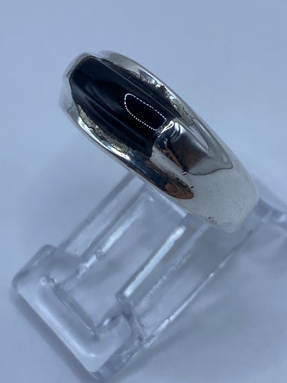 Detalle lateral del anillo de plata y piedra onix