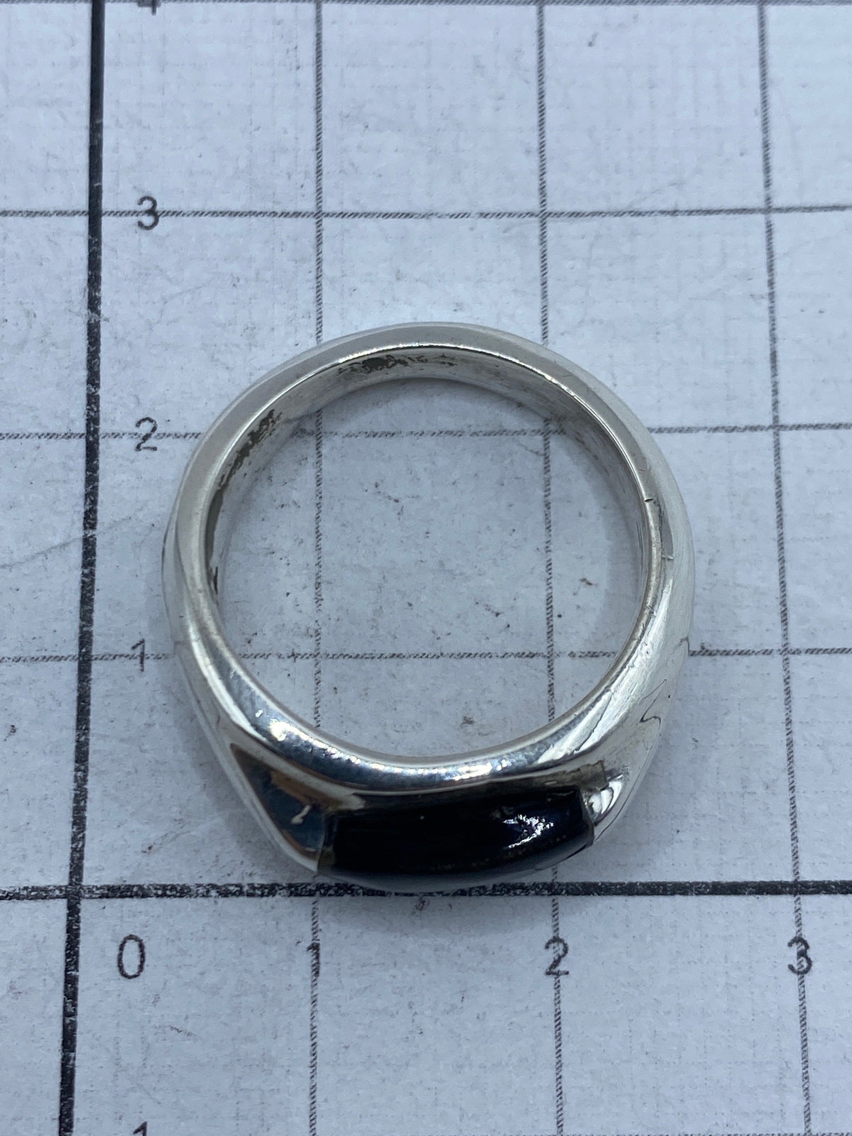 Anillo sobre fondo blanco con marca de autenticidad 925 visible
