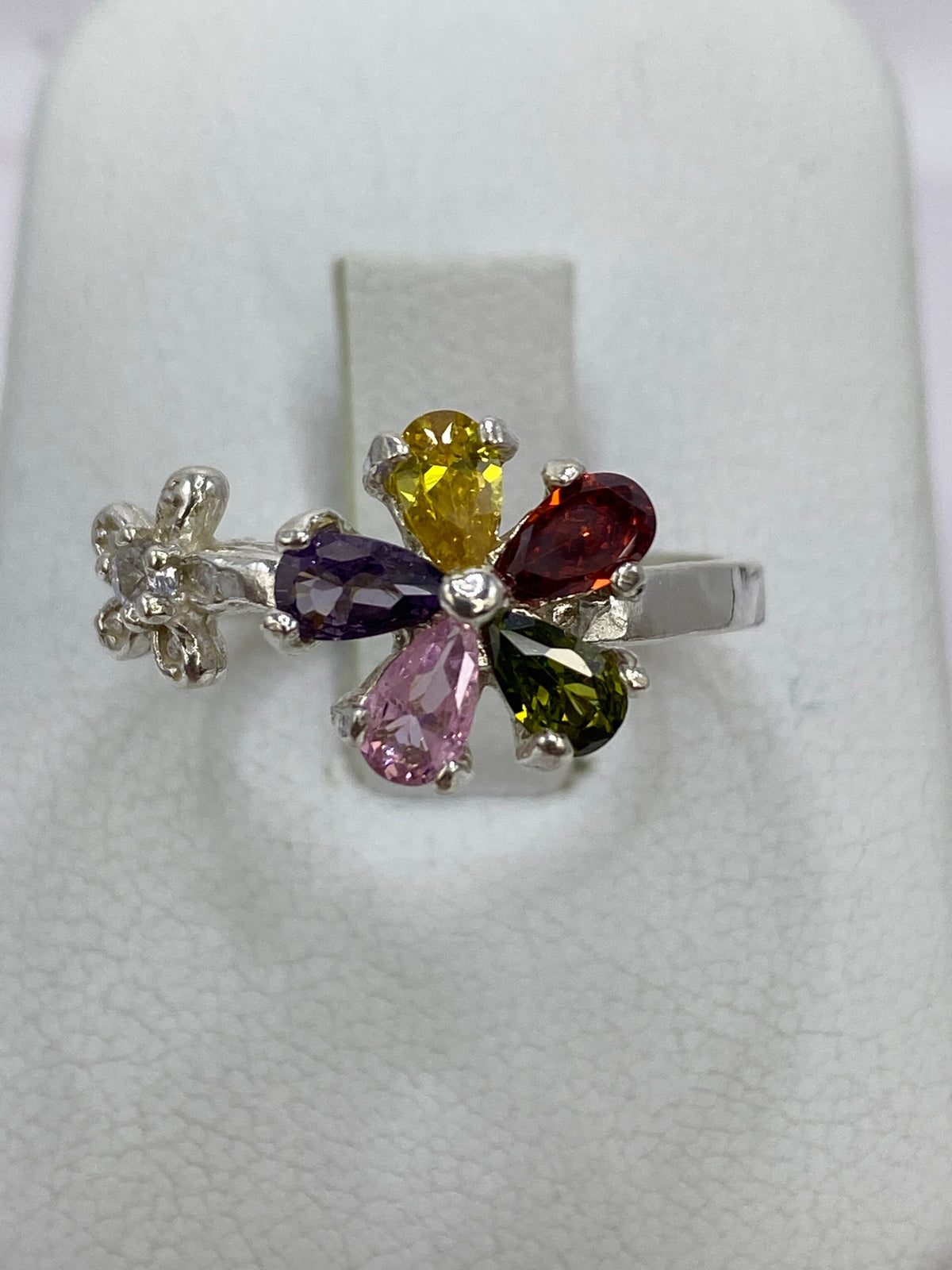 Detalle de las flores de plata con circonia brillante bajo la luz