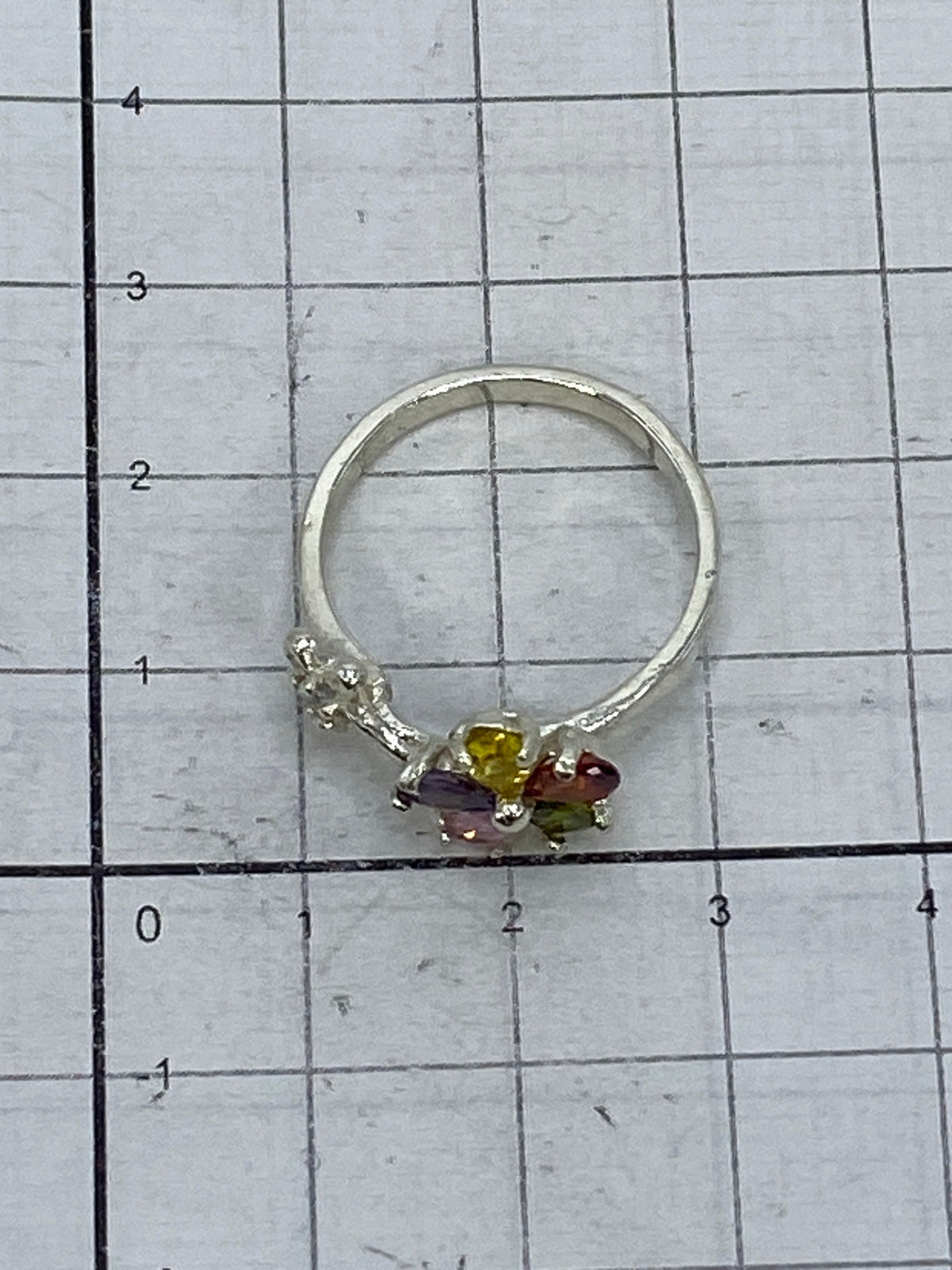 Anillo en la mano mostrando el acabado pulido y el Quinto 925
