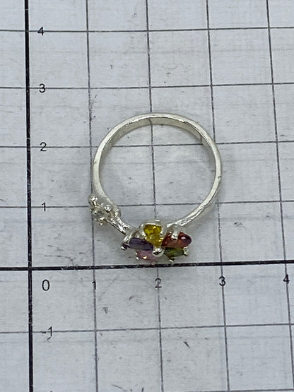 Anillo en la mano mostrando el acabado pulido y el Quinto 925