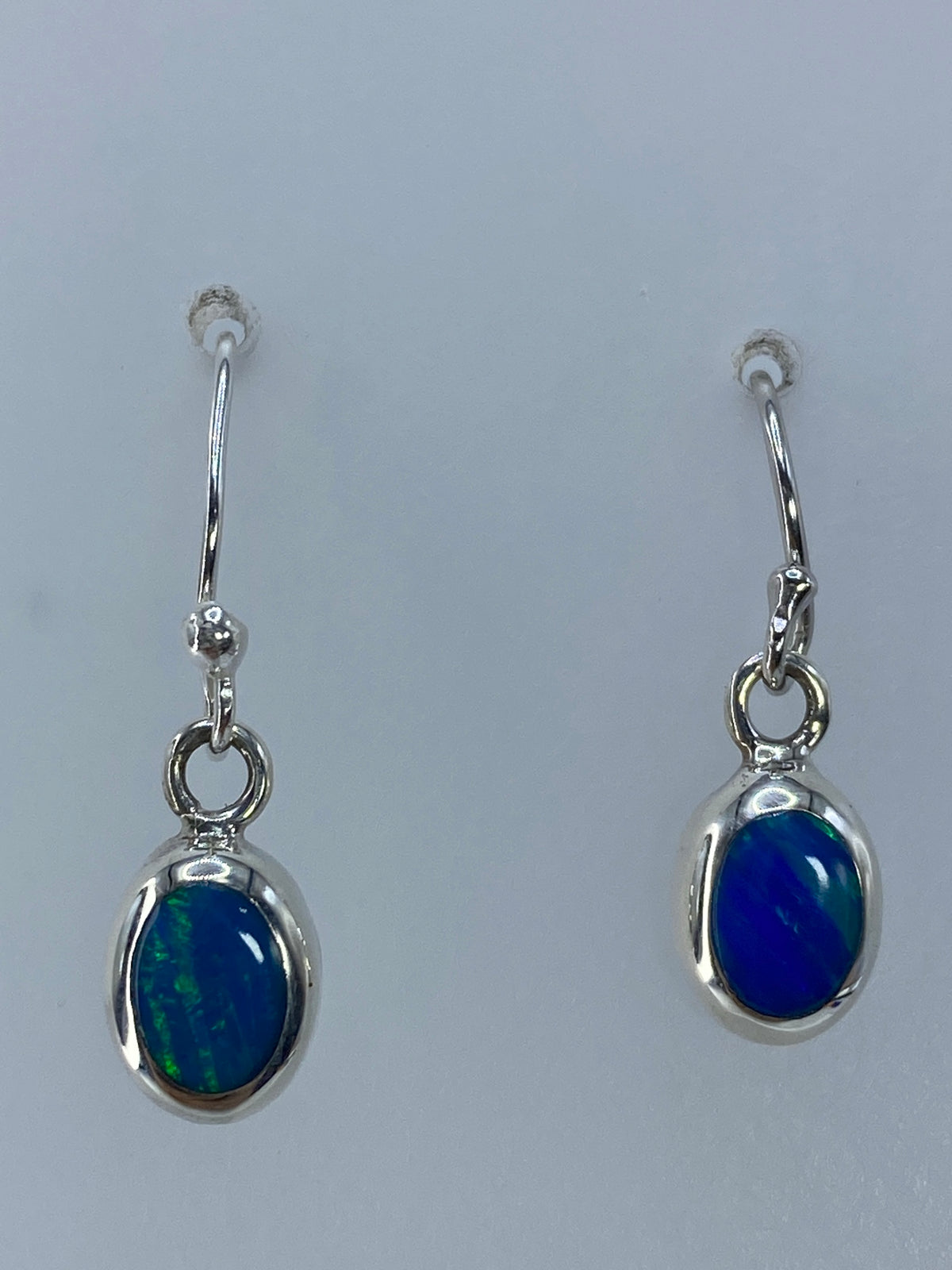 Par de aretes de plata 925 con ópalo de fuego verde limón colgando de cierre francés