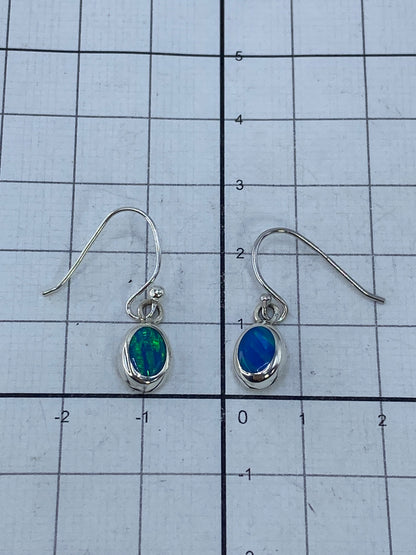 Aretes sobre fondo neutro con la marca del Quinto 925 visible en el gancho