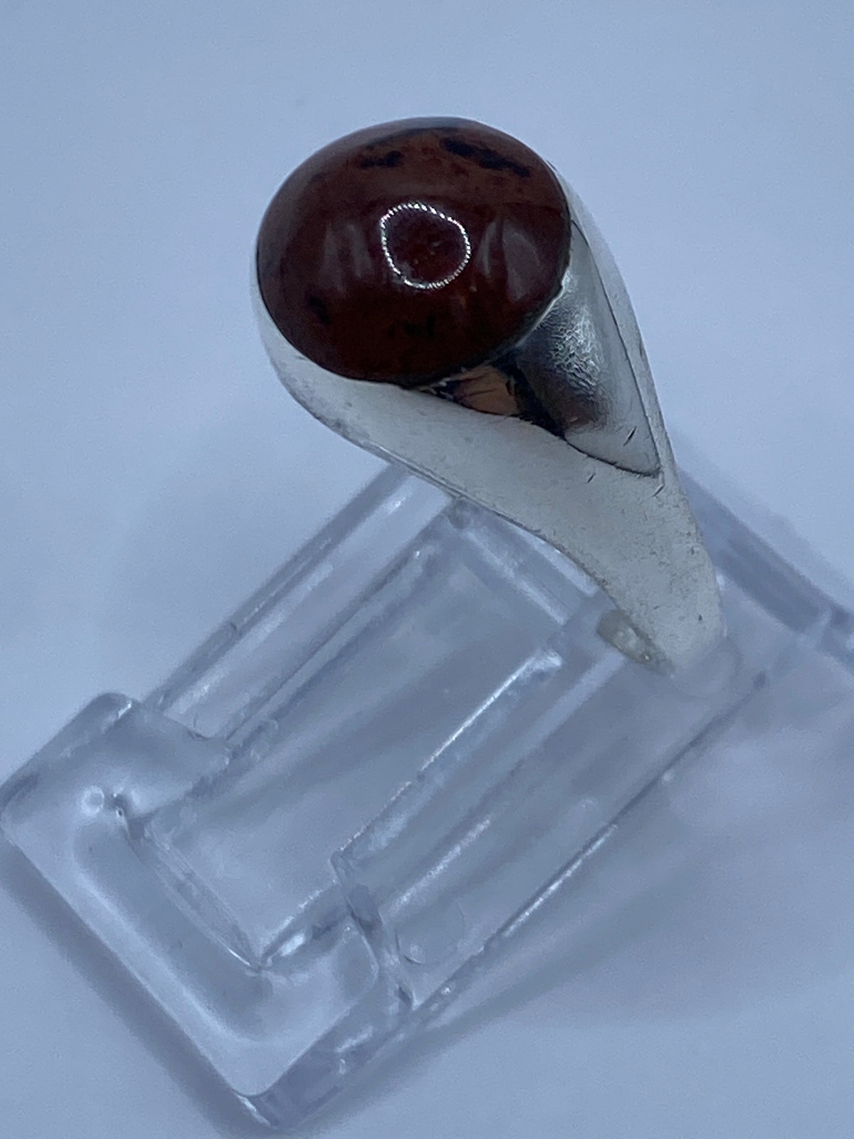 Detalle del anillo mostrando el engaste de la piedra y el pulido de la plata