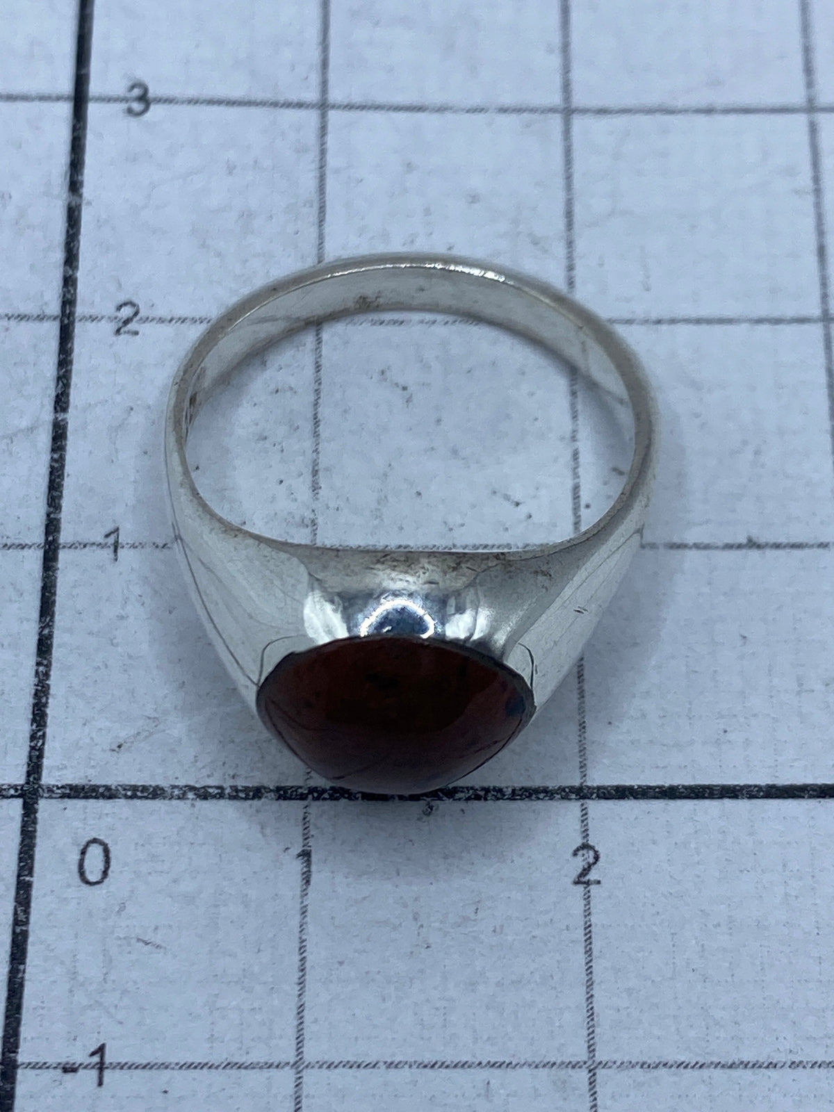 Vista lateral del anillo solitario en plata 925 con Quinto