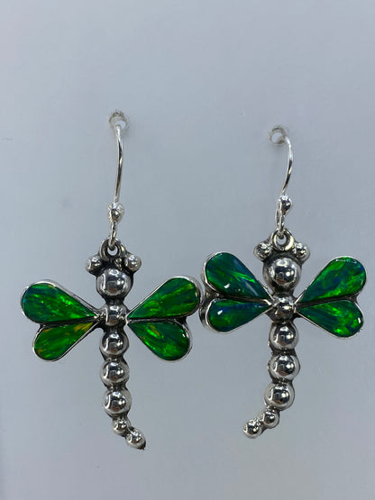 Par de aretes de plata con ópalo de fuego verde engastado en estilo libélula