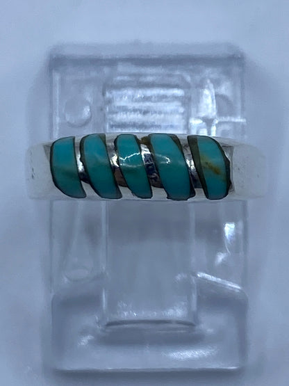 Detalle lateral del anillo en plata 925 con el Quinto y la turquesa azul cielo