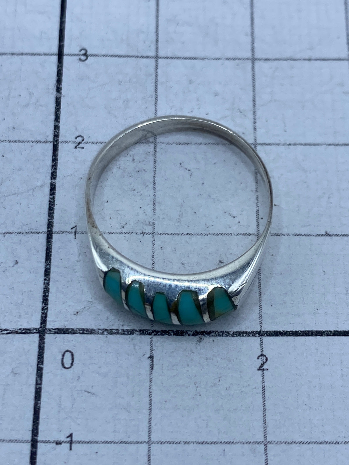 Anillo de turquesa sobre fondo blanco, fotografía de producto profesional