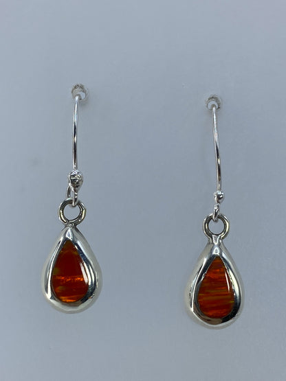 Detalle del ópalo de Fuego naranja en el engaste de plata 925