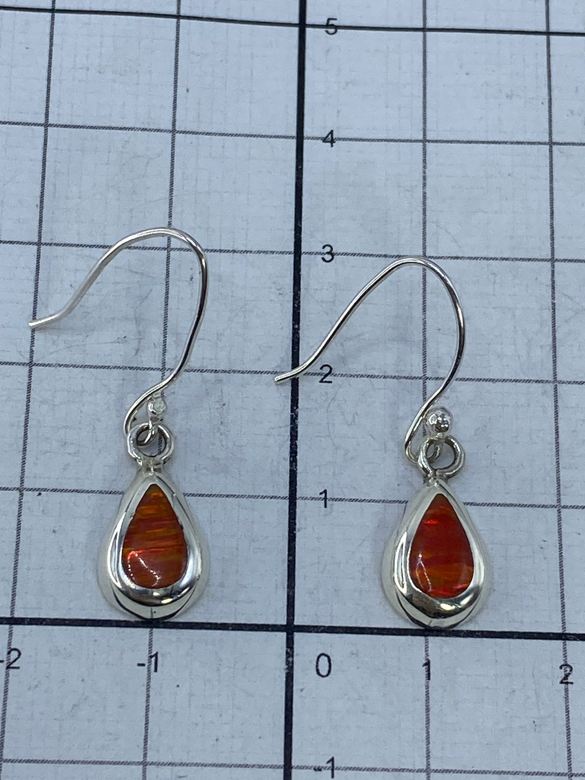 Aretes de plata grabados con Quinto 925, vista frontal del par