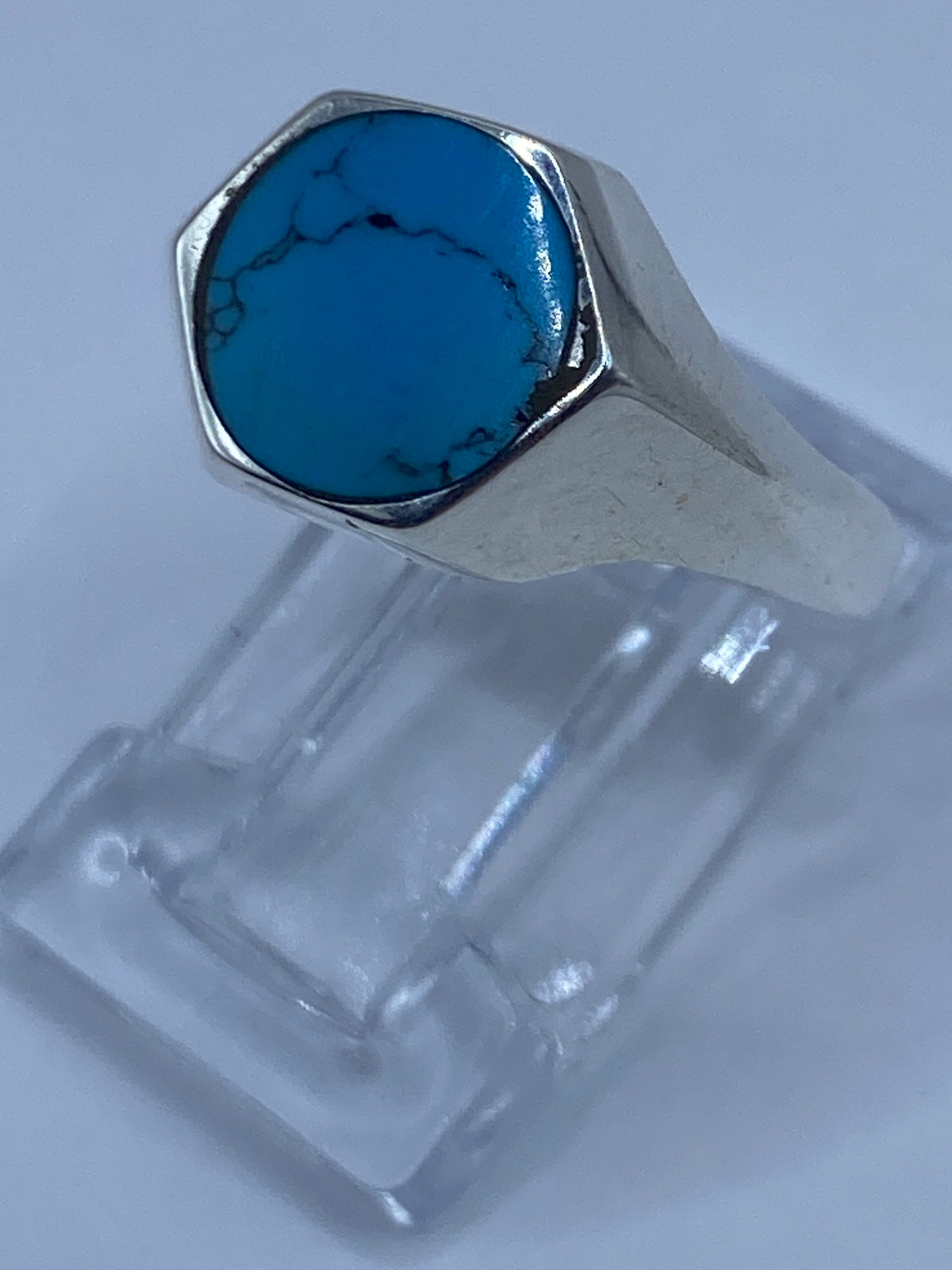 Detalle de la turquesa azul cielo en engaste hexagonal de plata 925