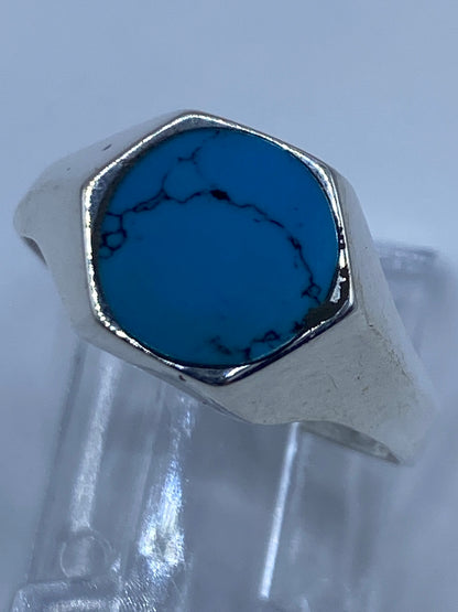Anillo de turquesa puesto en dedo, mostrando el color radiante de la piedra