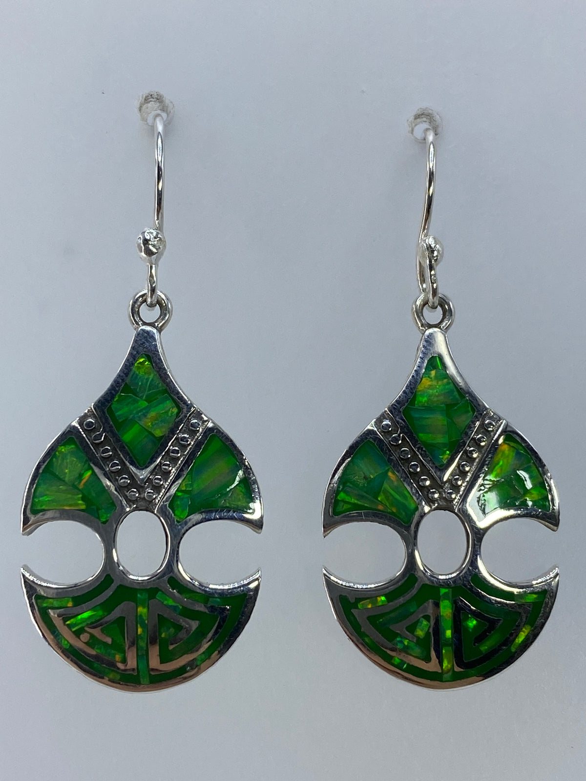 Par de aretes de plata con ópalo de fuego verde olivo, diseño prehispánico de Taxco