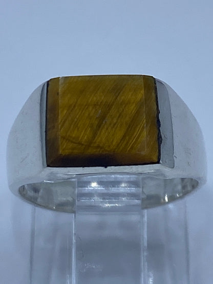 Anillo en la mano mostrando el destello del ojo de tigre