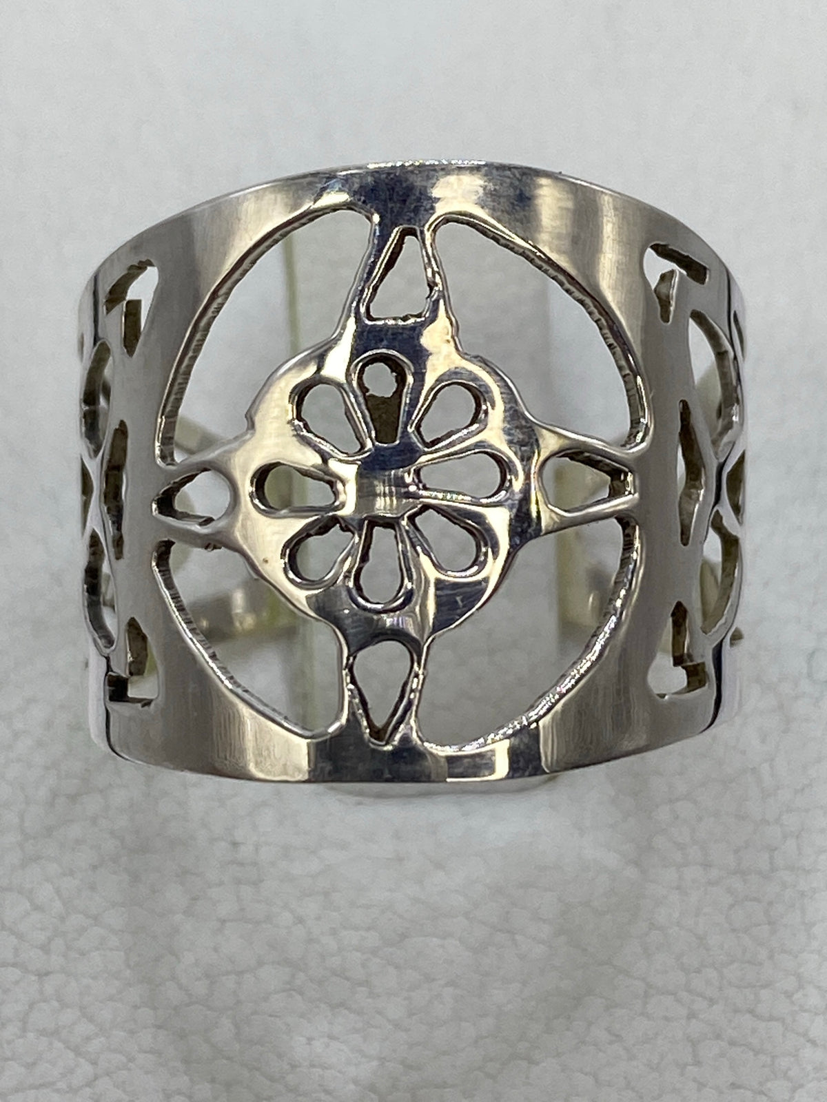 Anillo de plata calado con motivo Nudo de Bruja en la mano de una mujer