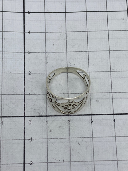 Anillo sobre fondo blanco mostrando el Quinto 925 y el trabajo de calado