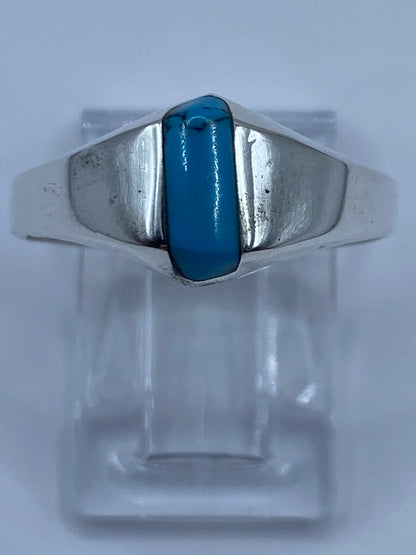 Anillo de plata con turquesa azul cielo engastada a mano, visto de frente