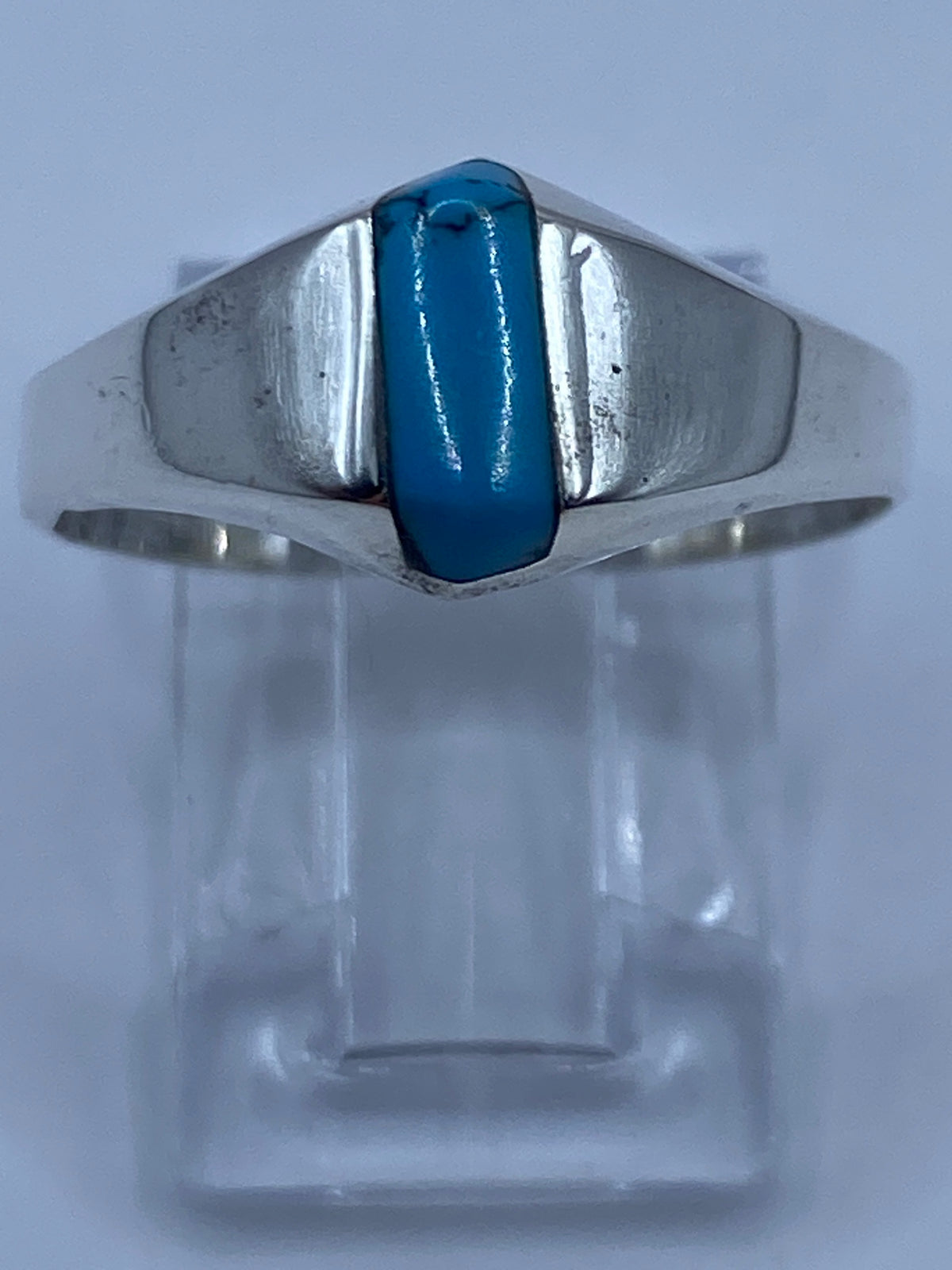 Anillo con turquesa en la mano de un hombre, mostrando proporción real