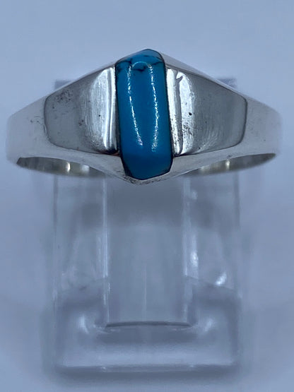 Anillo con turquesa en la mano de un hombre, mostrando proporción real