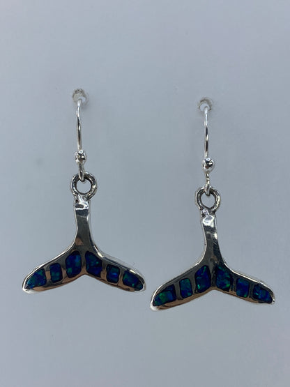 Par de aretes de plata 950 con opalo de fuego verde olivo, colgando en gancho
