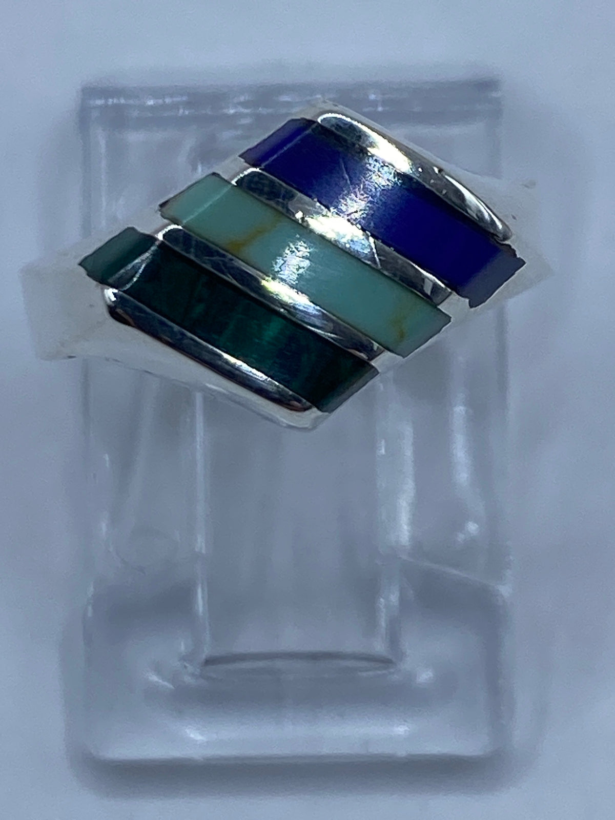 Anillo de plata con turquesa azul cielo y malaquita verde engastadas a mano