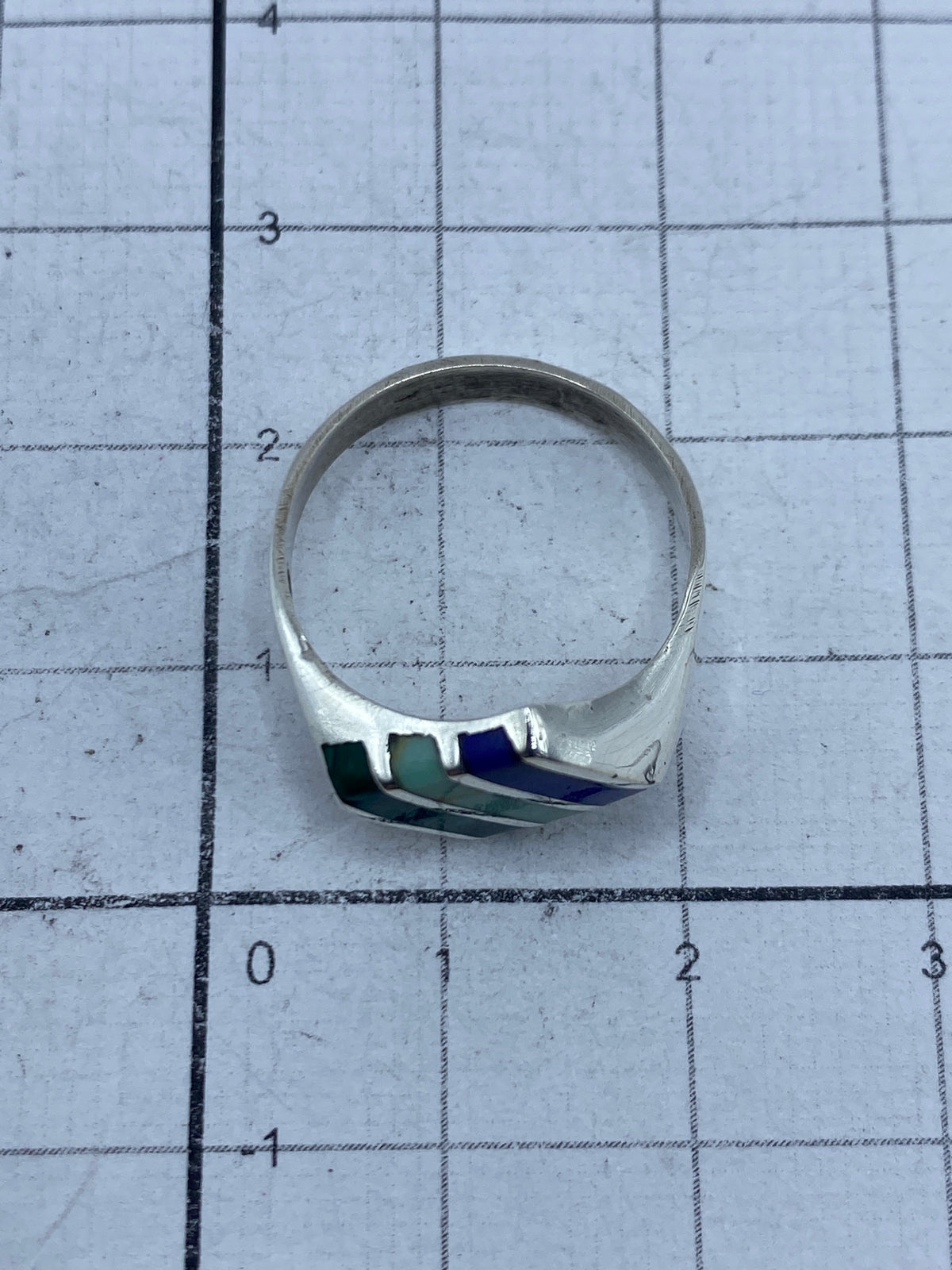 Anillo en la mano mostrando el tamaño real y el acabado pulido