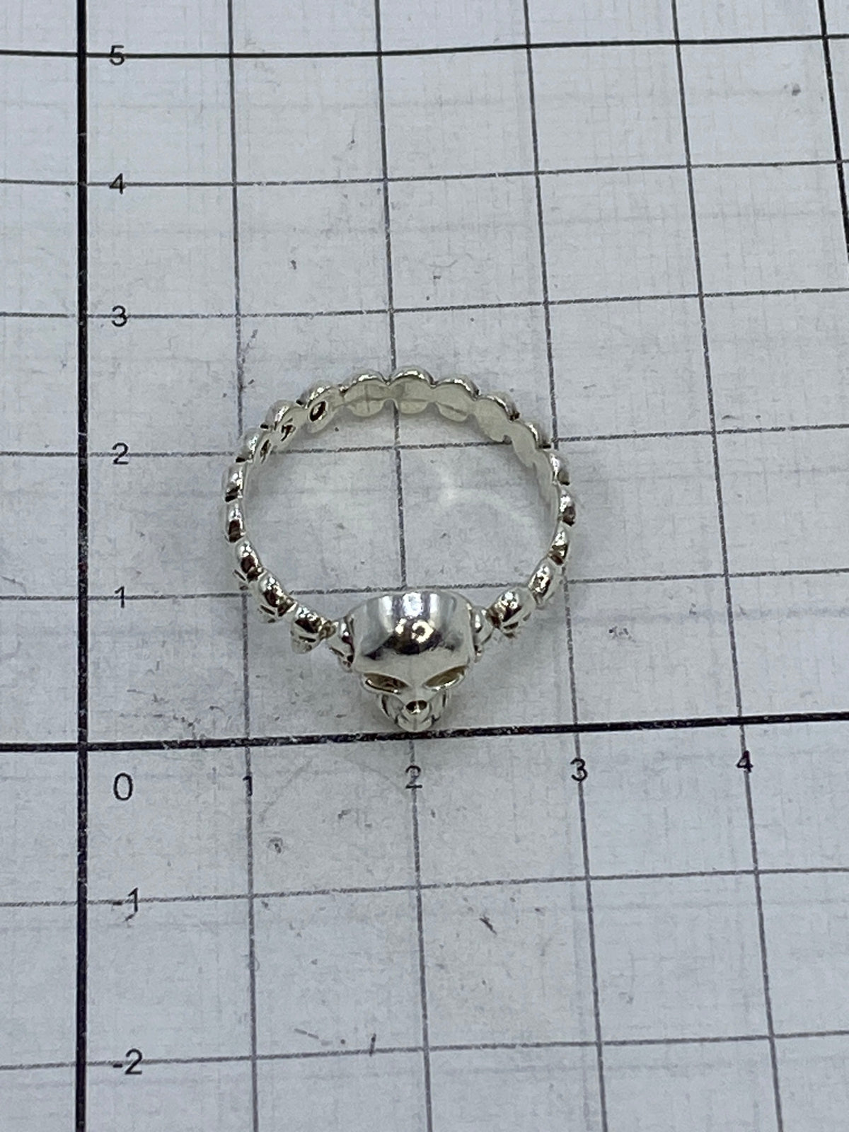 Anillo sobre fondo blanco mostrando el Quinto 950