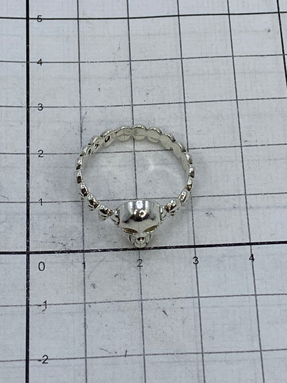 Anillo sobre fondo blanco mostrando el Quinto 950
