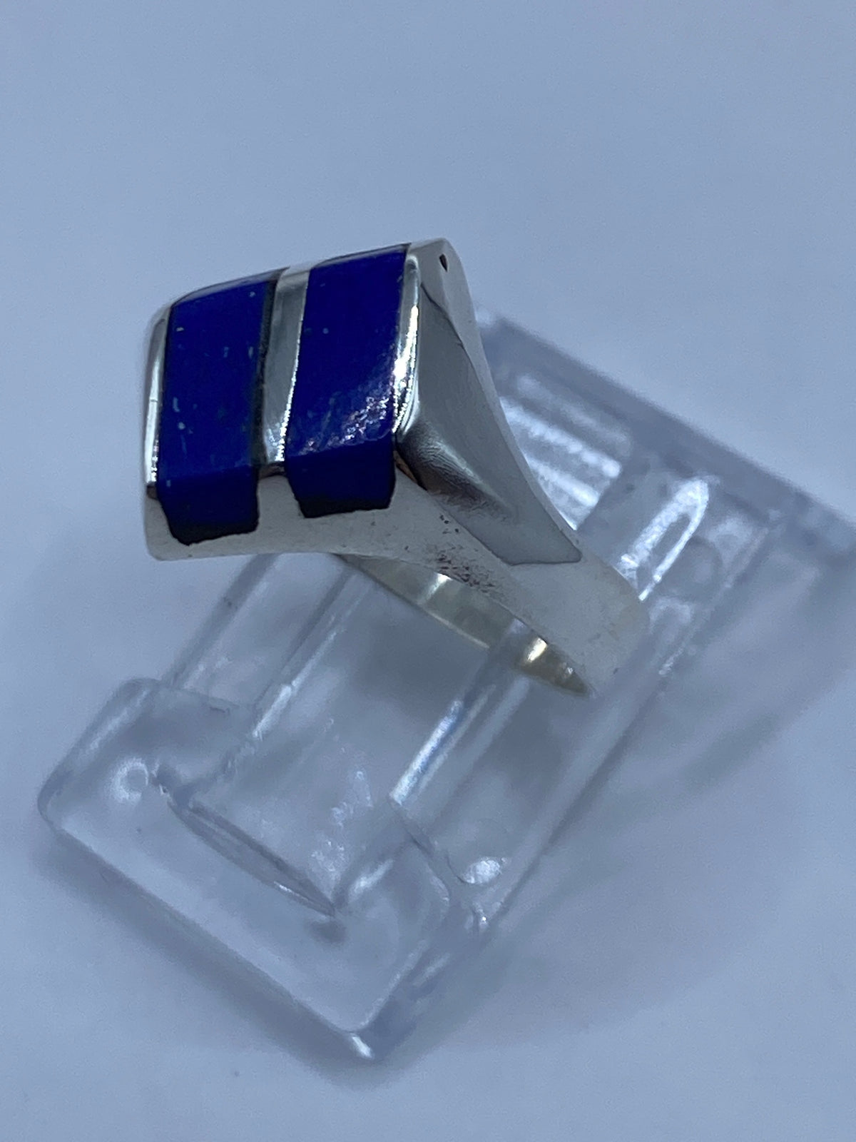Detalle del engaste de lapislázuli en anillo de plata pulida vista de frente