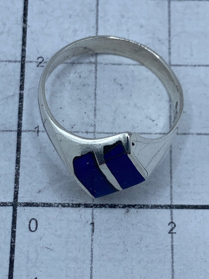 Anillo en dedo mostrando el azul profundo del lapislázuli bajo luz natural