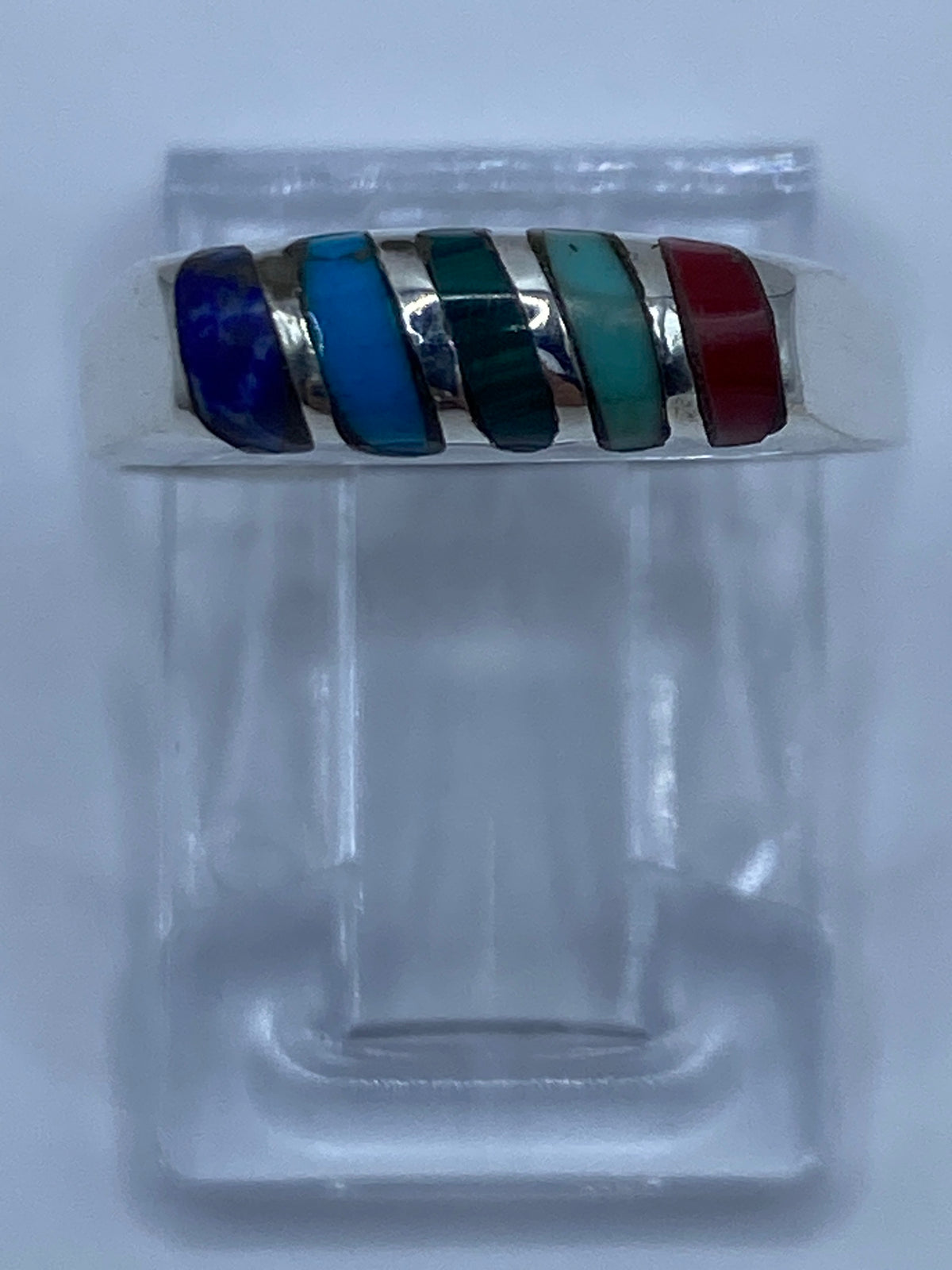 Anillo de plata con malaquita verde, turquesa azul cielo y coral rojo engastados a mano