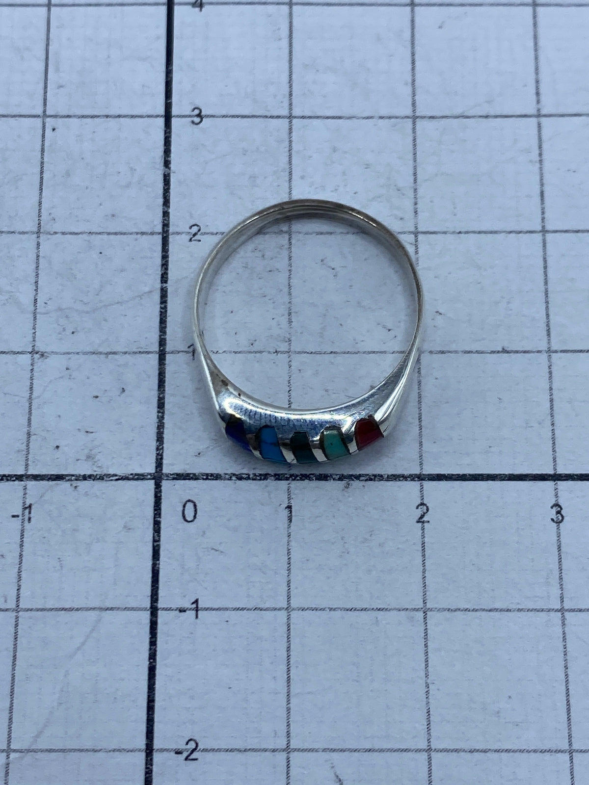 Anillo puesto en dedo mostrando el brillo y el balance de colores