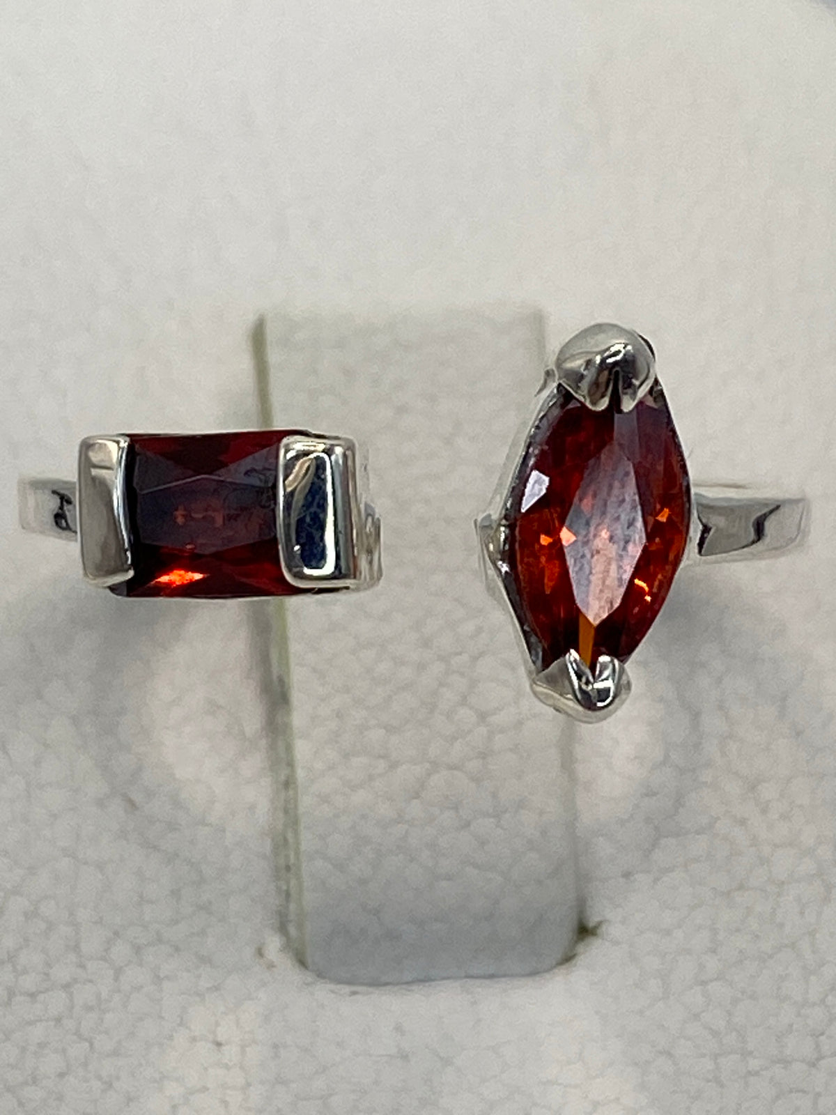 Anillo de plata 925 con circonia engastada en vista frontal, mostrando el brillo de la piedra