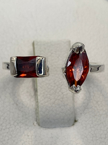 Anillo de plata 925 con circonia engastada en vista frontal, mostrando el brillo de la piedra