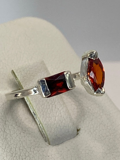 Detalle lateral del anillo fundido de Taxco con circonia reflejando la luz