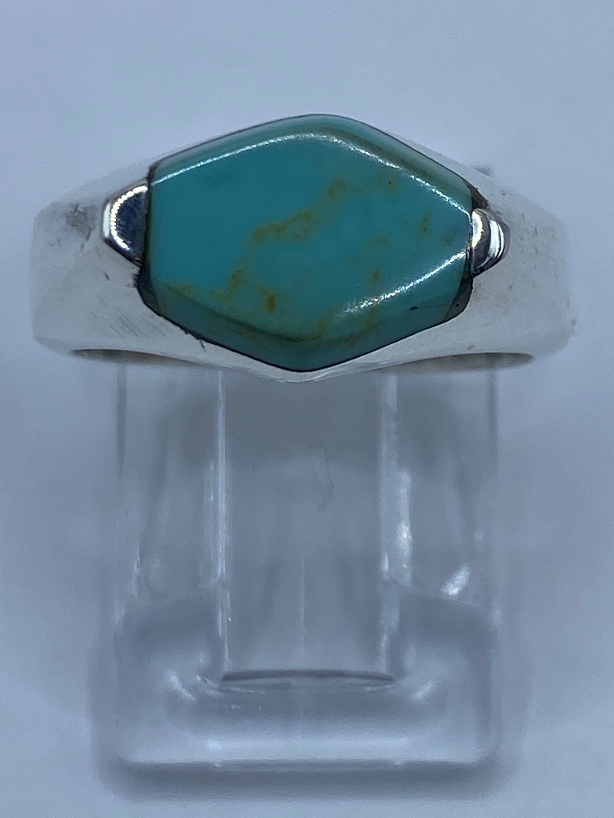 Anillo de plata 925 con turquesa azul cielo engastada en diseño minimalista, vista frontal