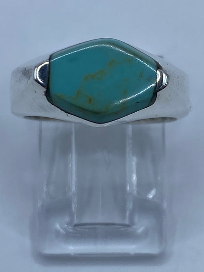 Anillo de plata 925 con turquesa azul cielo engastada en diseño minimalista, vista frontal
