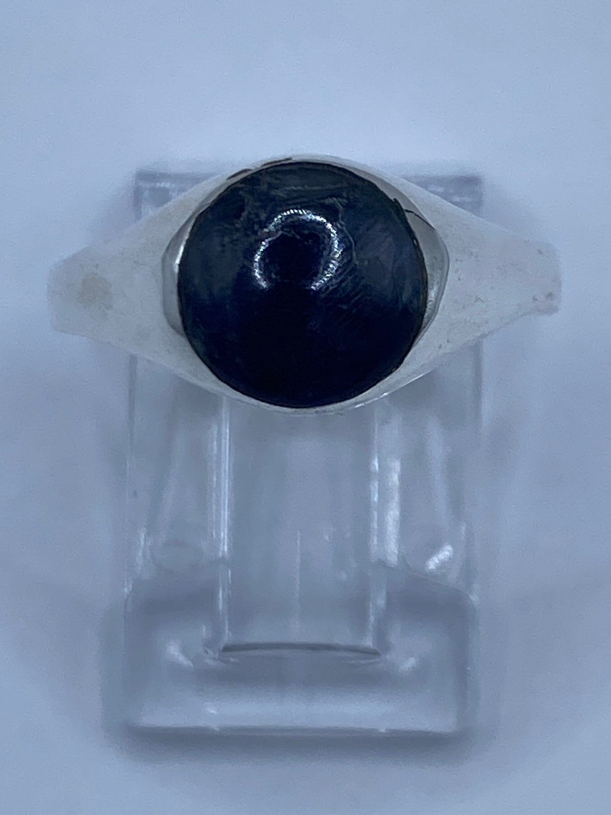 Anillo de plata 925 con lapislázuli azul engastado a mano, visto de frente