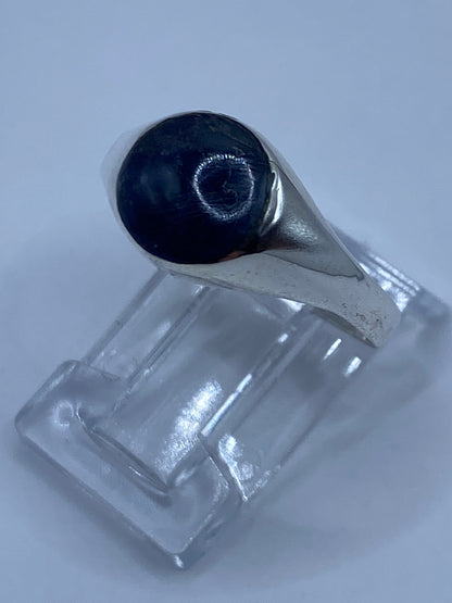 Anillo de plata en lapislázuli puesto en mano, mostrando el color azul profundo de la piedra