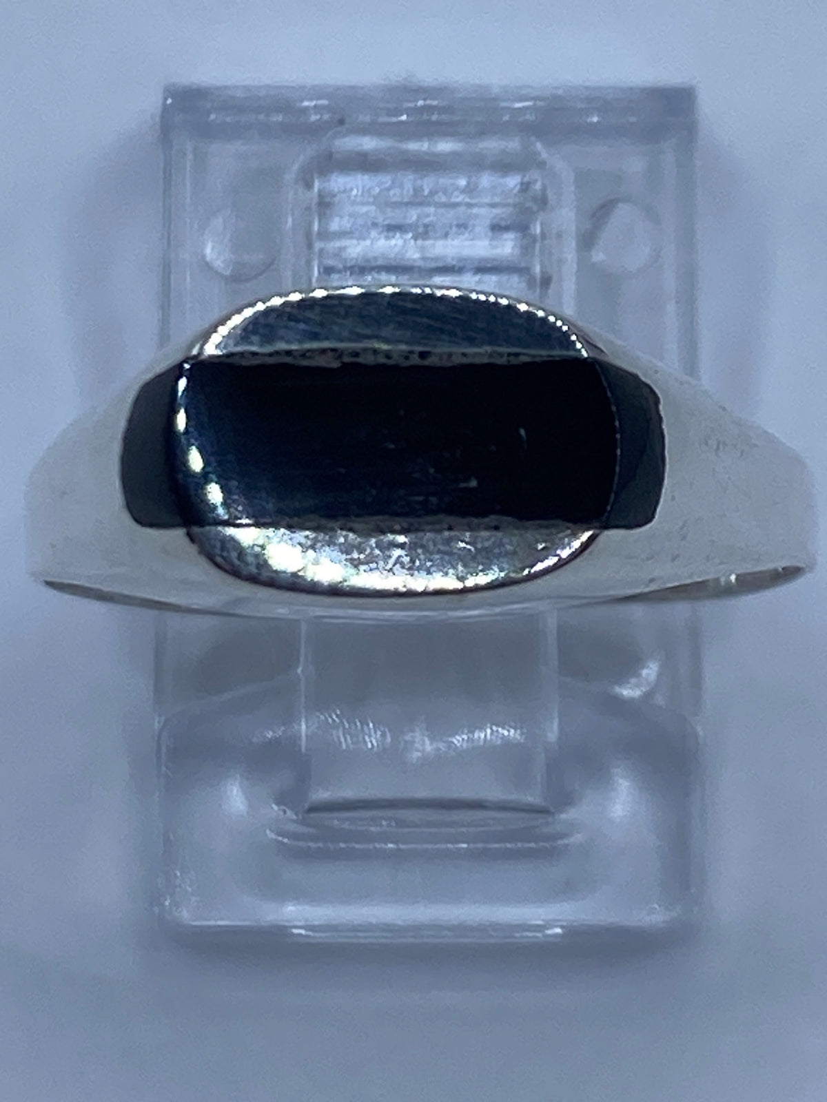Anillo en dedo mostrando el ónix negro brillante