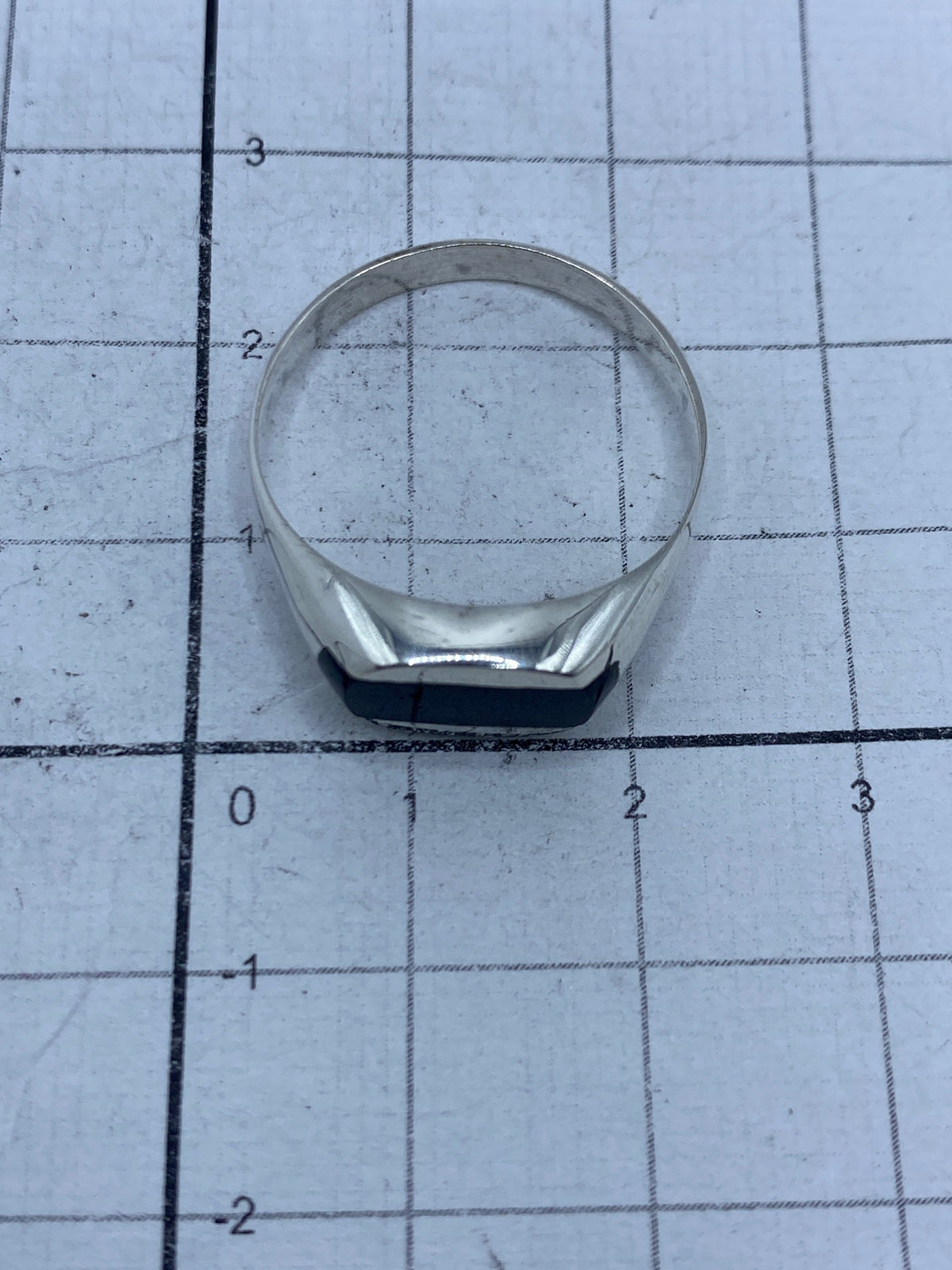 Anillo sobre fondo blanco con marca del Quinto 925
