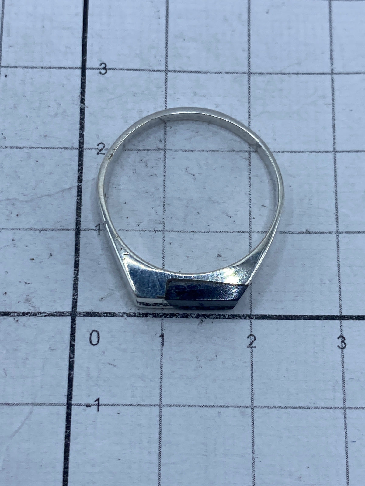 Anillo sobre fondo blanco con Quinto 925 visible en la banda