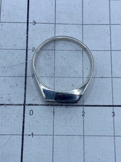 Anillo sobre fondo blanco con Quinto 925 visible en la banda