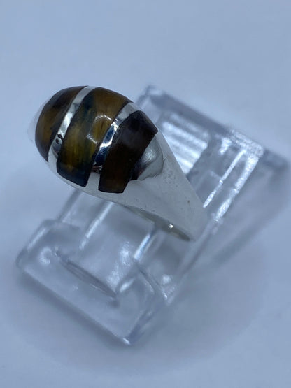 Detalle del engaste a mano del ojo de tigre en plata pura