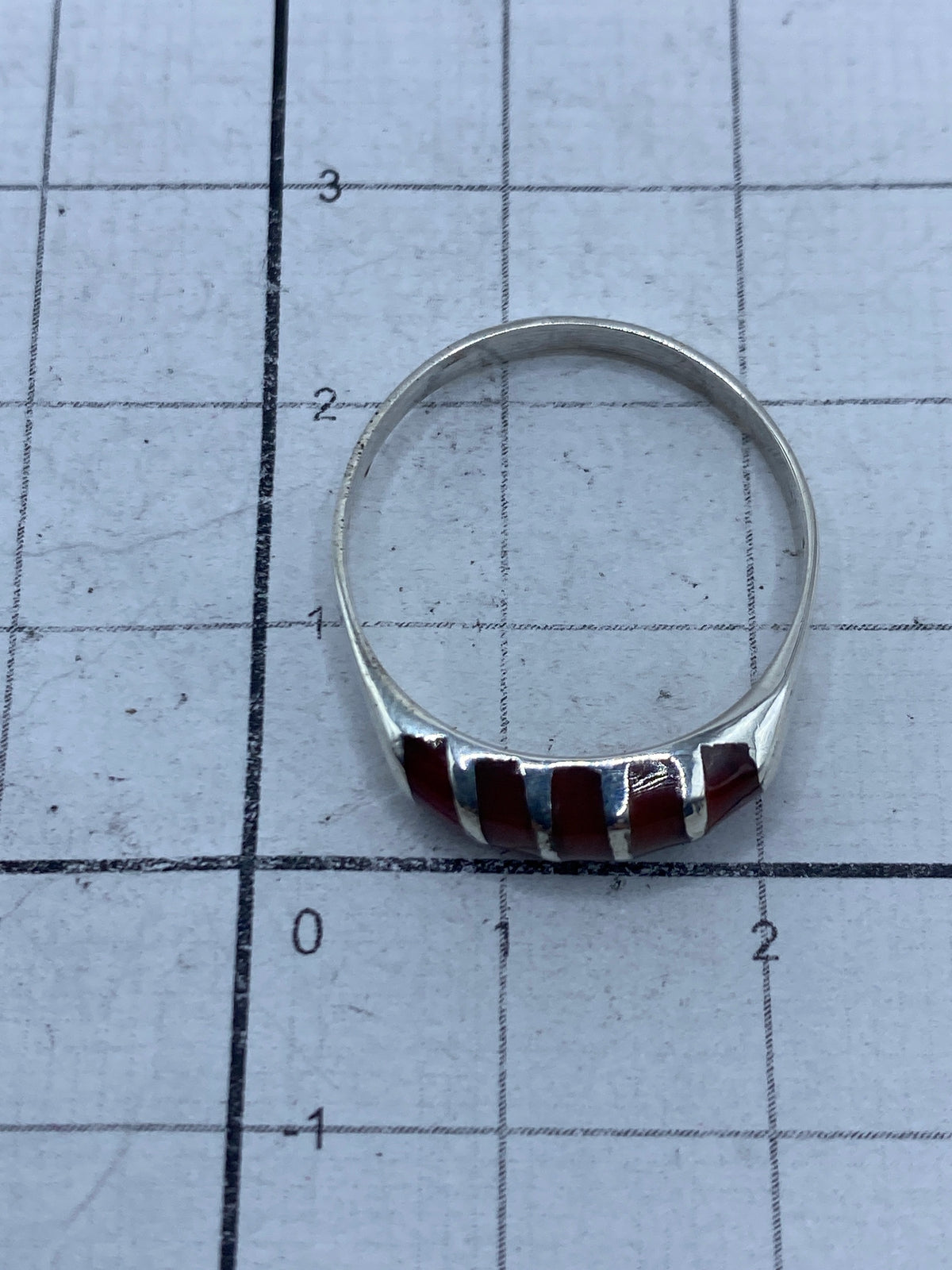 Anillo sobre fondo blanco con marca de Quinto 925 visible