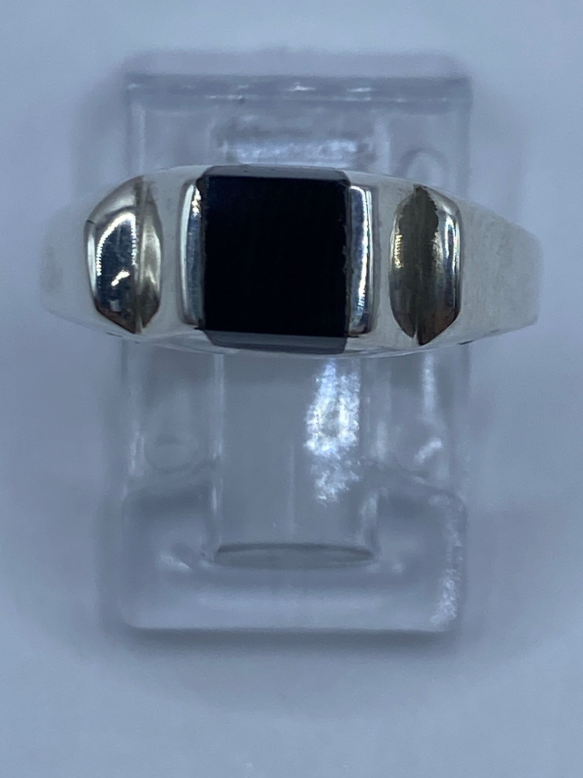Anillo de plata 925 con ónix negro engastado, vista frontal sobre fondo blanco