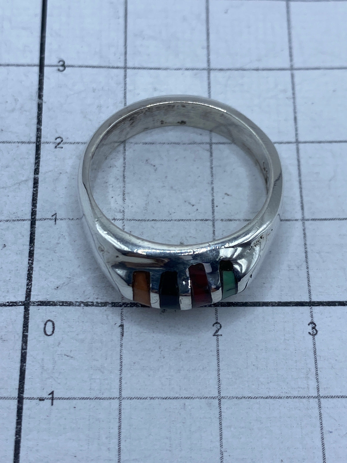 Anillo sobre fondo gris mostrando el Quinto 925 y peso 8.5 gramos