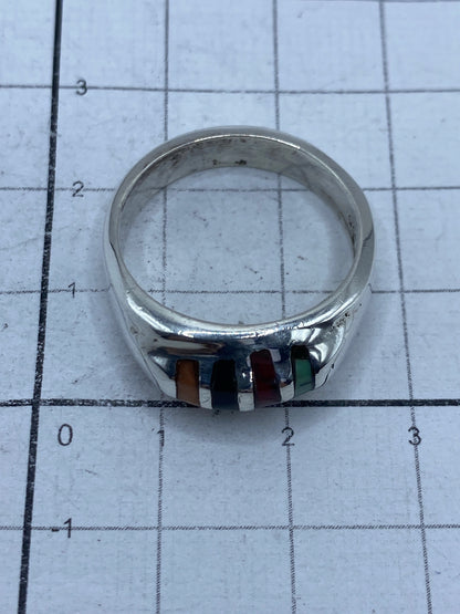 Anillo sobre fondo gris mostrando el Quinto 925 y peso 8.5 gramos