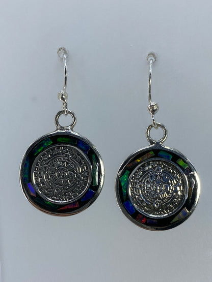 Detalle del ópalo de fuego multicolor con destellos rojo, verde y azul en los aretes de plata