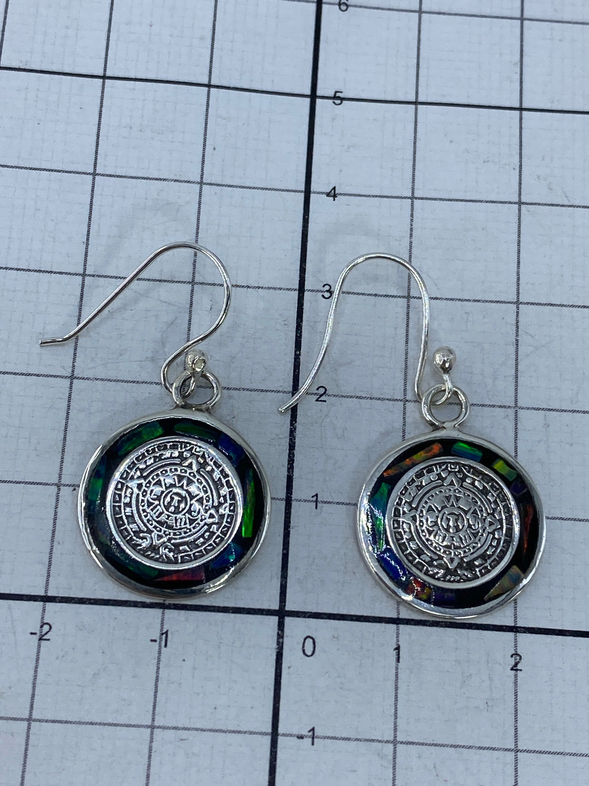 Medida de los aretes — 3.3 cm — junto a regla, mostrando ganchos de aguja de plata